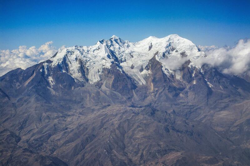 Von der Luft aus sehen wir die vier 6000er Gipfel vom Illimani Massiv