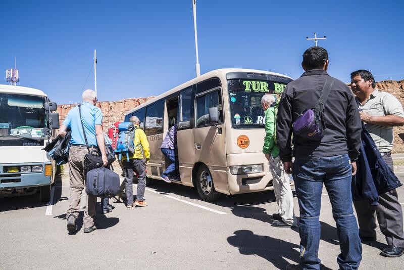 In einem privaten Bus reisen wir vom Flughafen Sucre ins Zentrum.