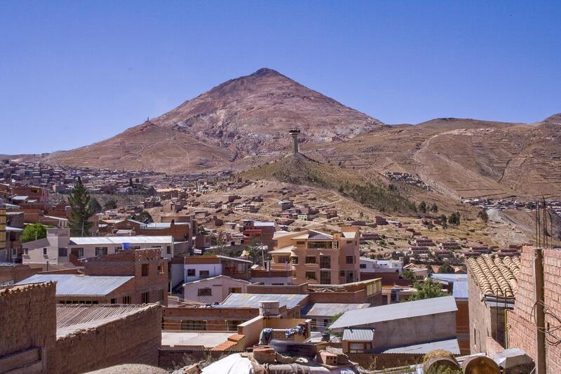 Unterwegs legen wir einen Stopp ein beim geschichtsträchtigen Cerro Rico in Potosí.