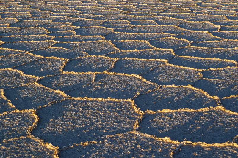 Die hexagonale Struktur vom Salz im Abendlicht - ein fotografischer Leckerbissen!