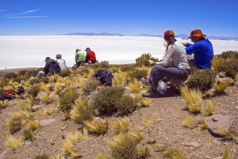Während der Pausen geniessen wir die Aussicht über den Salar de Uyuni.