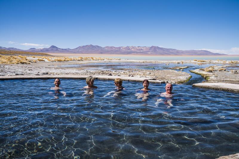 Am Rand des Salar de Chalviri warten heisse Thermalquellen.